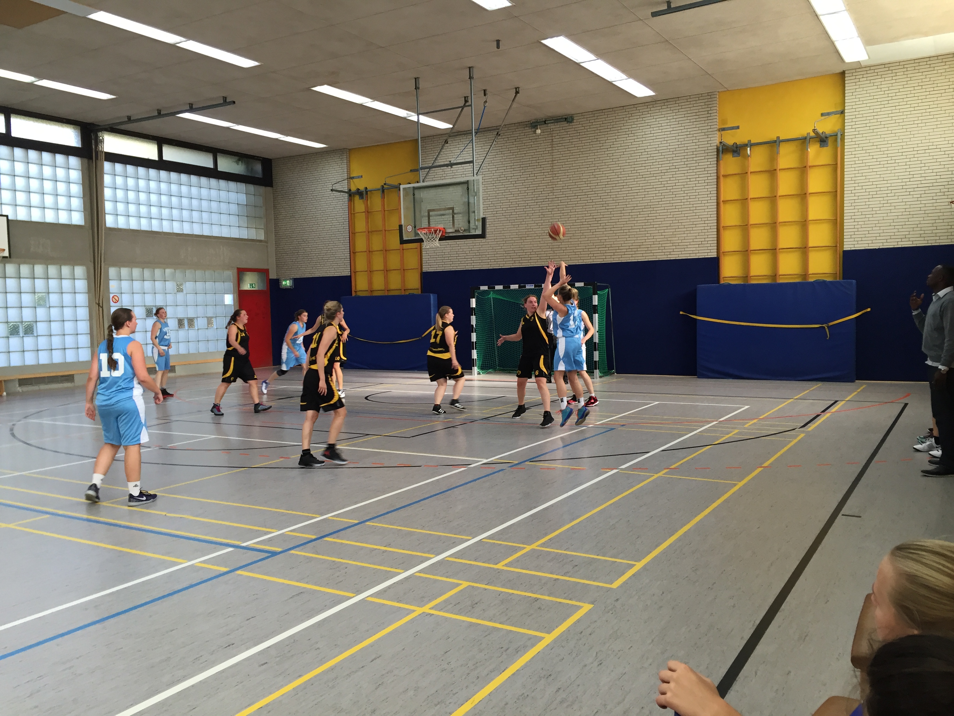 Damen 1 gewinnen mit 100-26