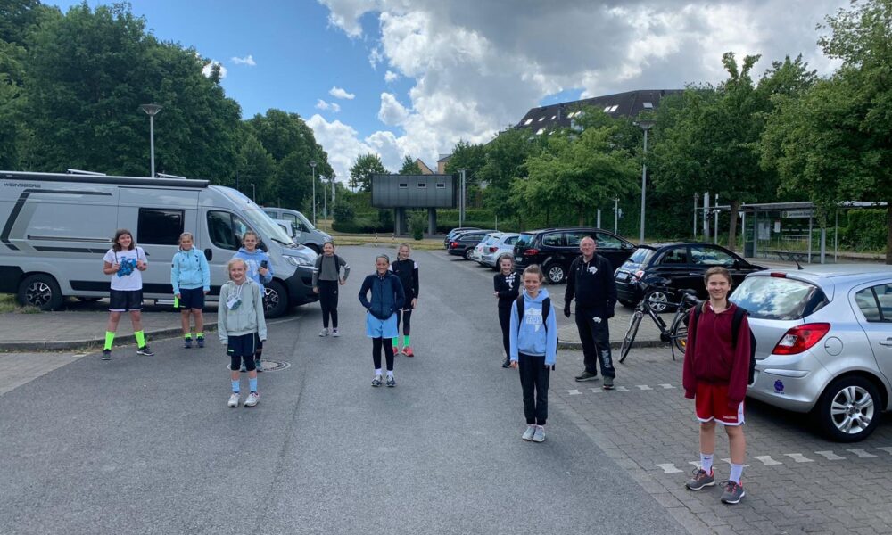 Roger und seine u12-1.    …auch joggen kann in Zeiten von Corona den Mädels sehr viel Spaß machen?  Wir sind sehr glücklich darüber, dass wir nun stufenweise wieder mit unseren Trainingseinheiten beginnen können. Let’s start again Cats!